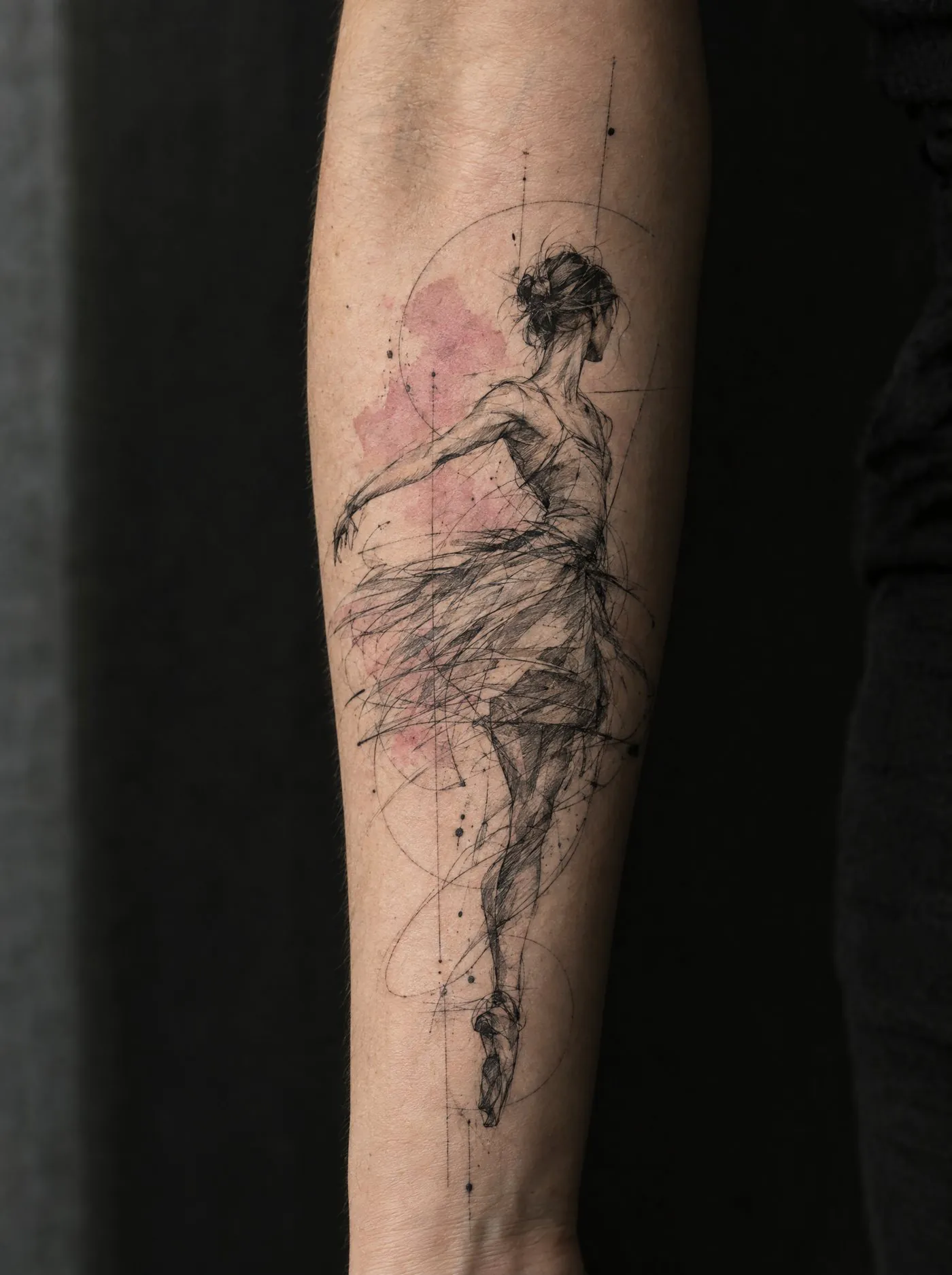 Ballerina in stile sketch con una macchia di acquerello rosa